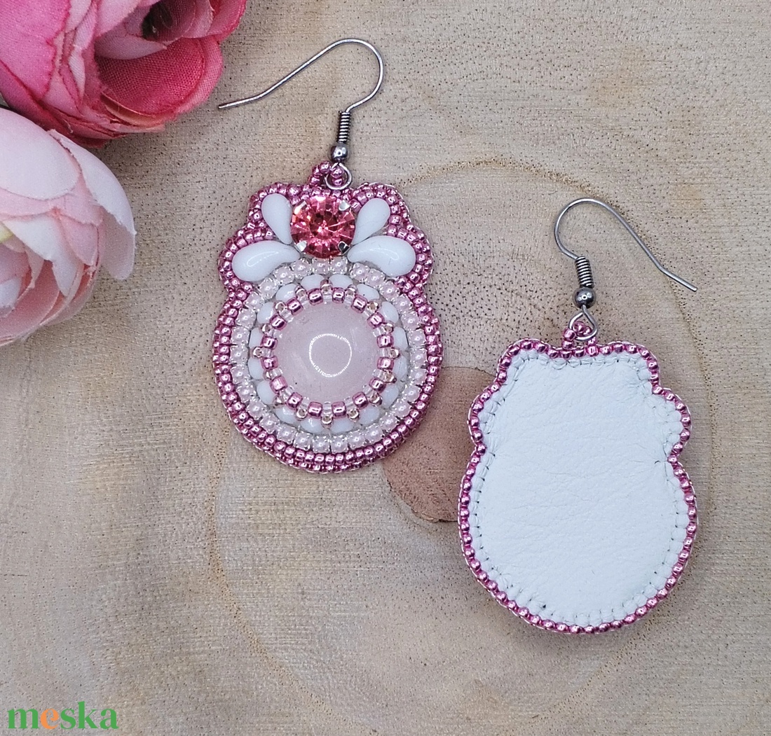 Rózsaszín hímzett fülbevaló, rózsakvarc kabosonnal - ékszer - fülbevaló - lógó fülbevaló - Meska.hu