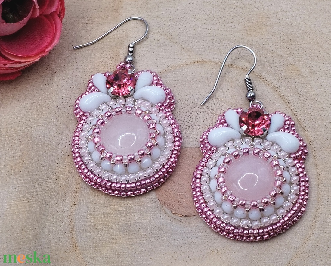 Rózsaszín hímzett fülbevaló, rózsakvarc kabosonnal - ékszer - fülbevaló - lógó fülbevaló - Meska.hu