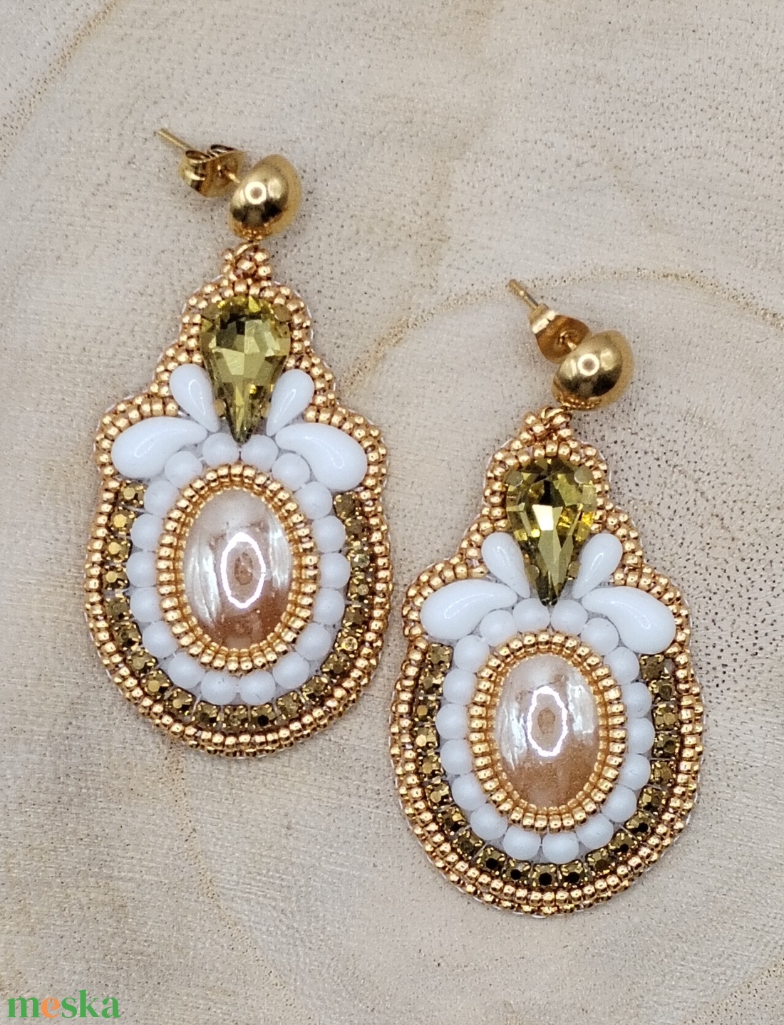 Arany fehér hímzett fülbevaló - ékszer - fülbevaló - lógó fülbevaló - Meska.hu