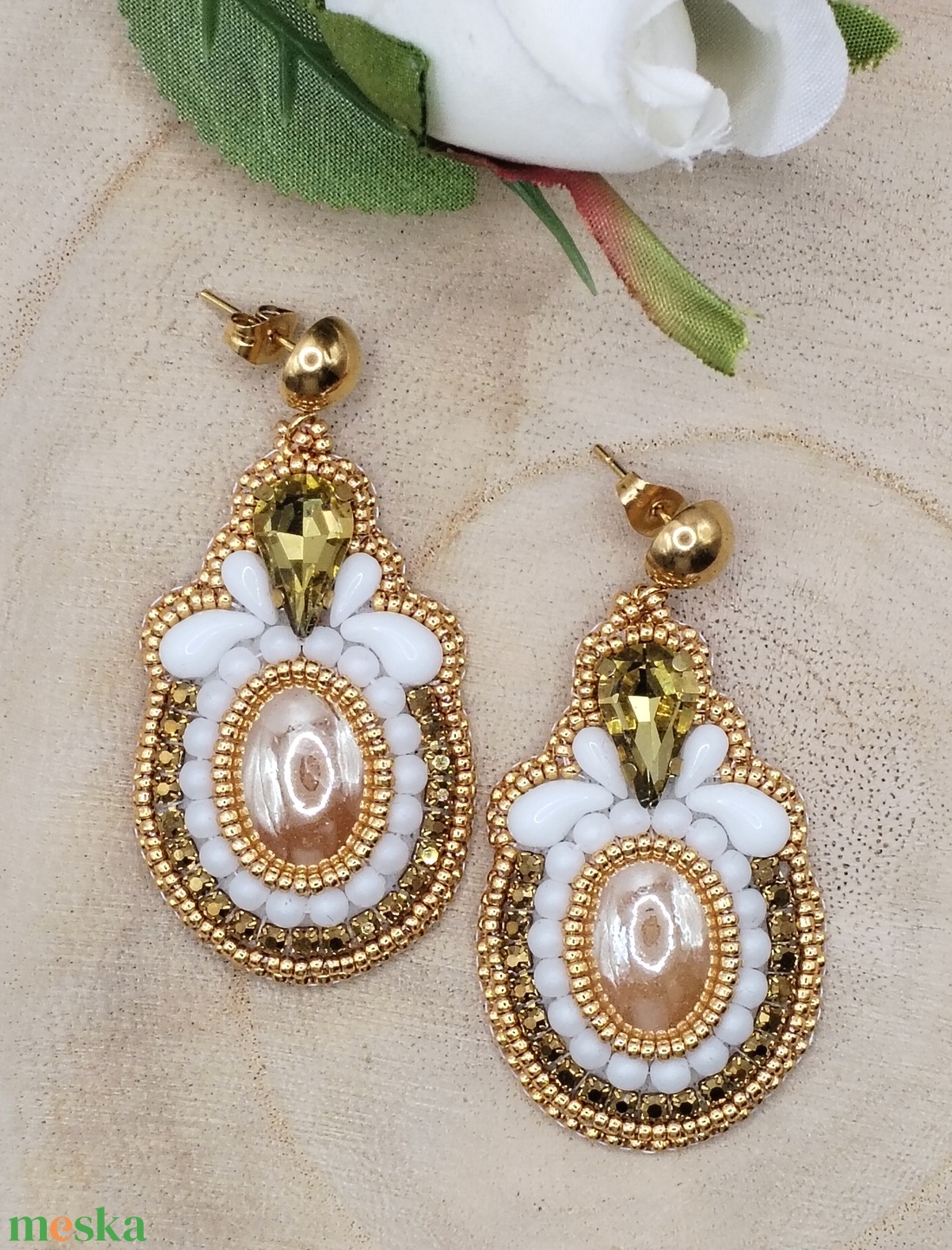 Arany fehér hímzett fülbevaló - ékszer - fülbevaló - lógó fülbevaló - Meska.hu