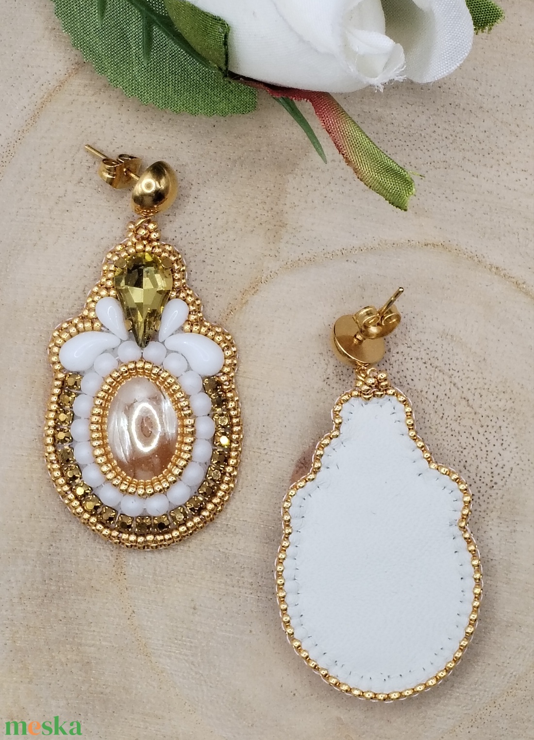 Arany fehér hímzett fülbevaló - ékszer - fülbevaló - lógó fülbevaló - Meska.hu