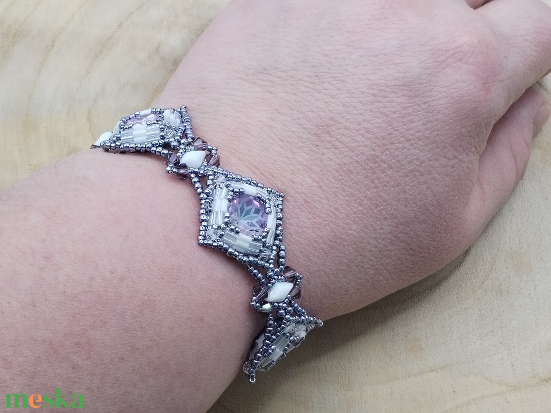 Csillogó lila-feher karkötő  - ékszer - karkötő - gyöngyös karkötő - Meska.hu