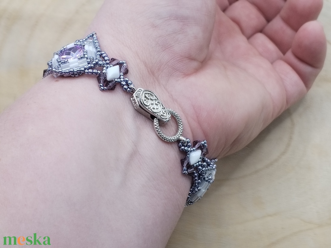 Csillogó lila-feher karkötő  - ékszer - karkötő - gyöngyös karkötő - Meska.hu