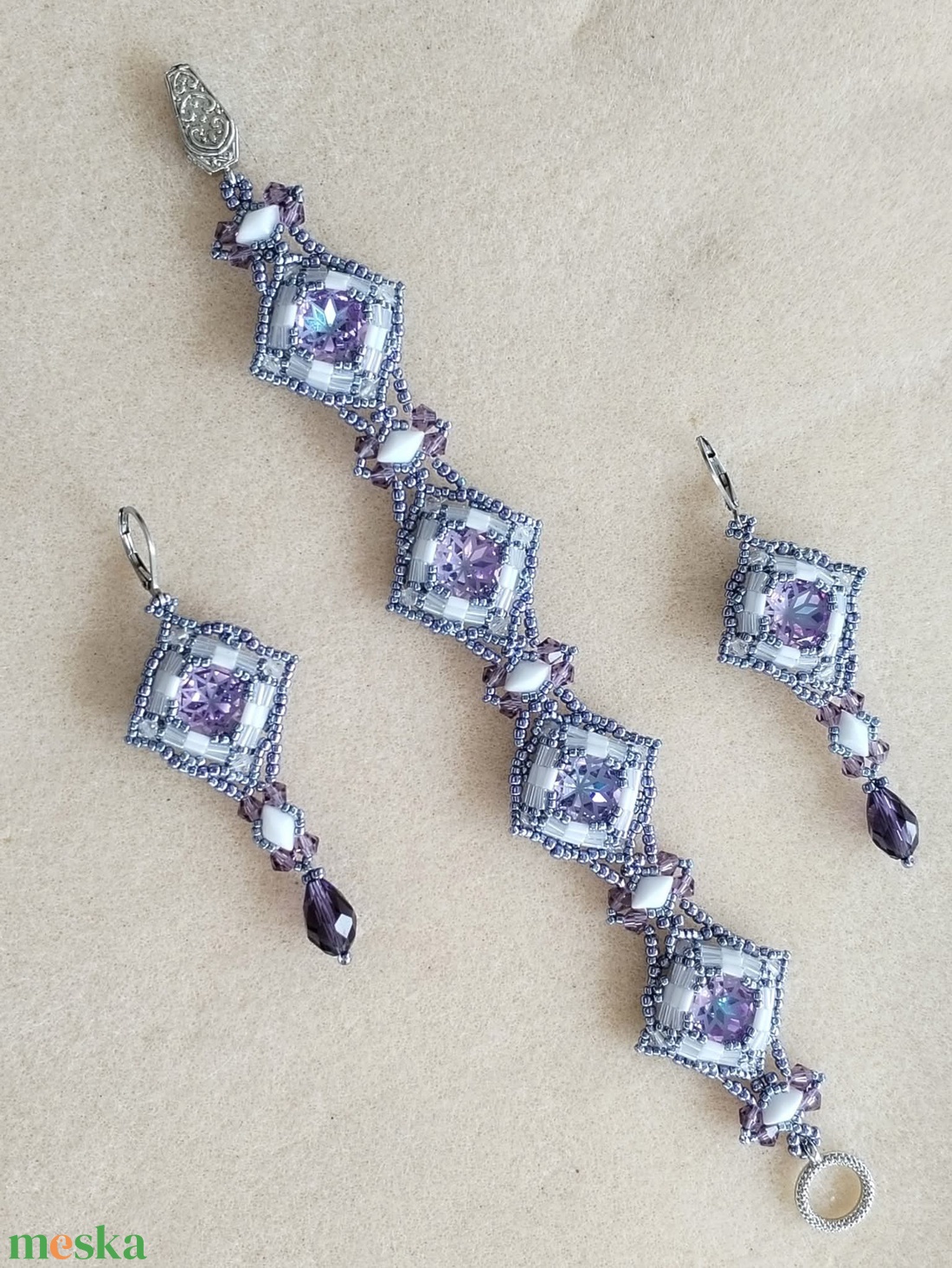 Csillogó lila-feher karkötő  - ékszer - karkötő - gyöngyös karkötő - Meska.hu