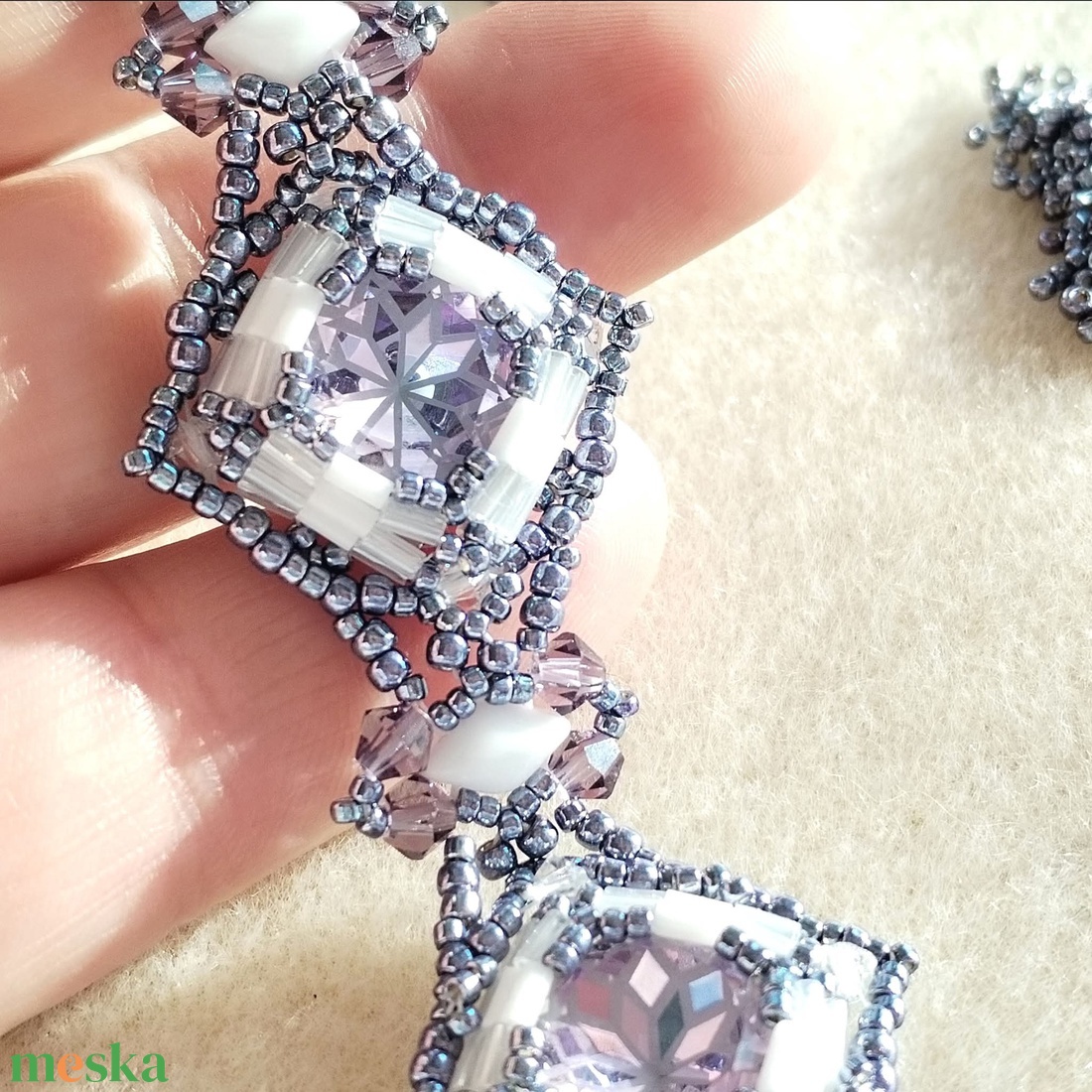 Csillogó lila-feher karkötő  - ékszer - karkötő - gyöngyös karkötő - Meska.hu