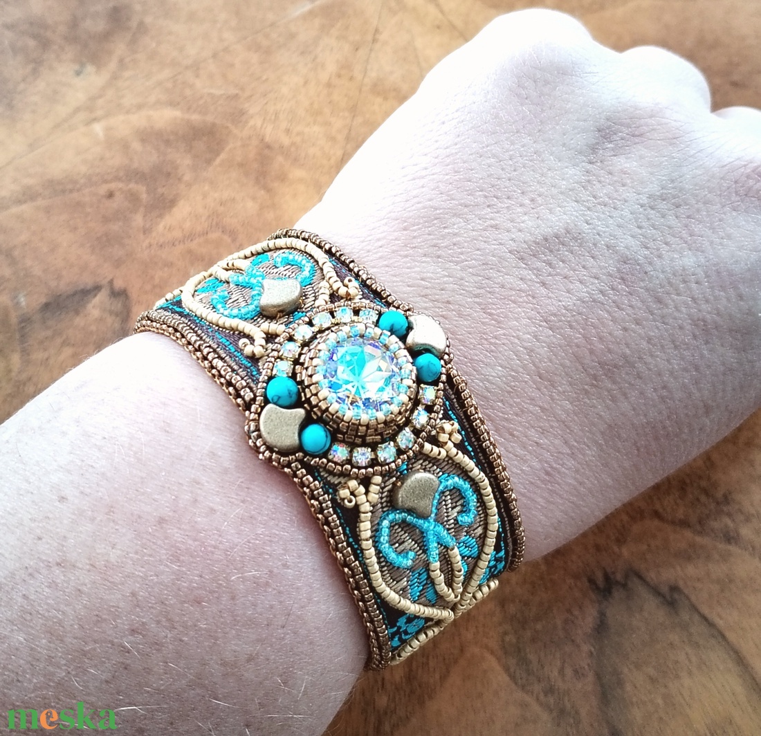 Brokát szalagos, kristályos karperec - ékszer - karkötő - karperec - Meska.hu