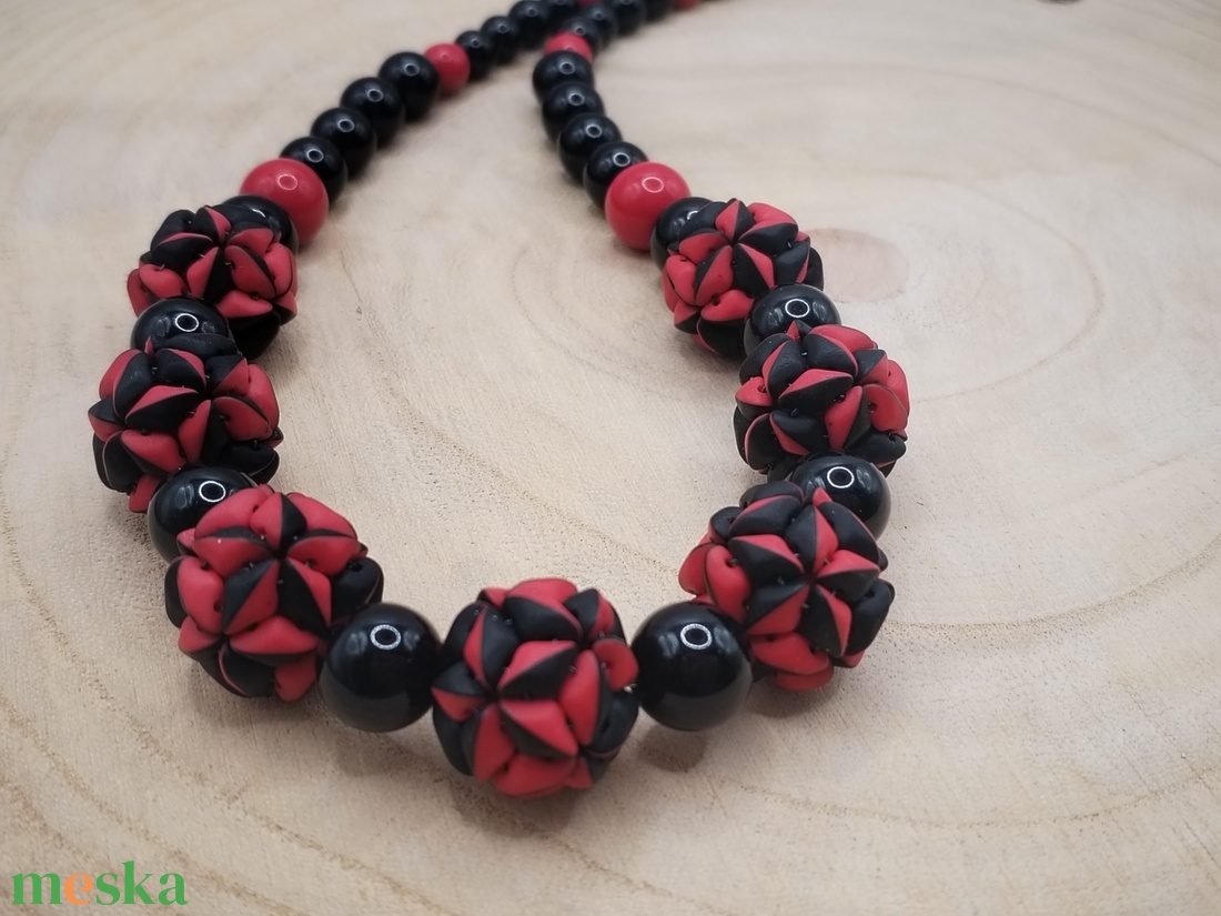 Fekete-piros bogyós nyaklánc  - ékszer - nyaklánc - bogyós nyaklánc - Meska.hu