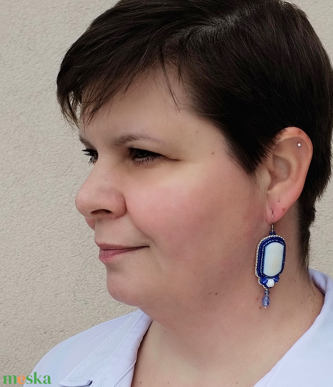Kék hölgy hímzett fülbevaló - ékszer - fülbevaló - lógó fülbevaló - Meska.hu