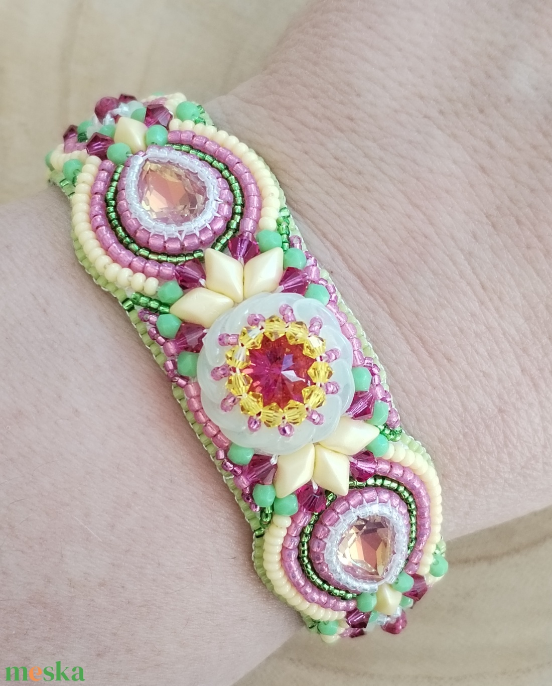 Tavasz váró hímzett karkötő  - ékszer - karkötő - gyöngyös karkötő - Meska.hu