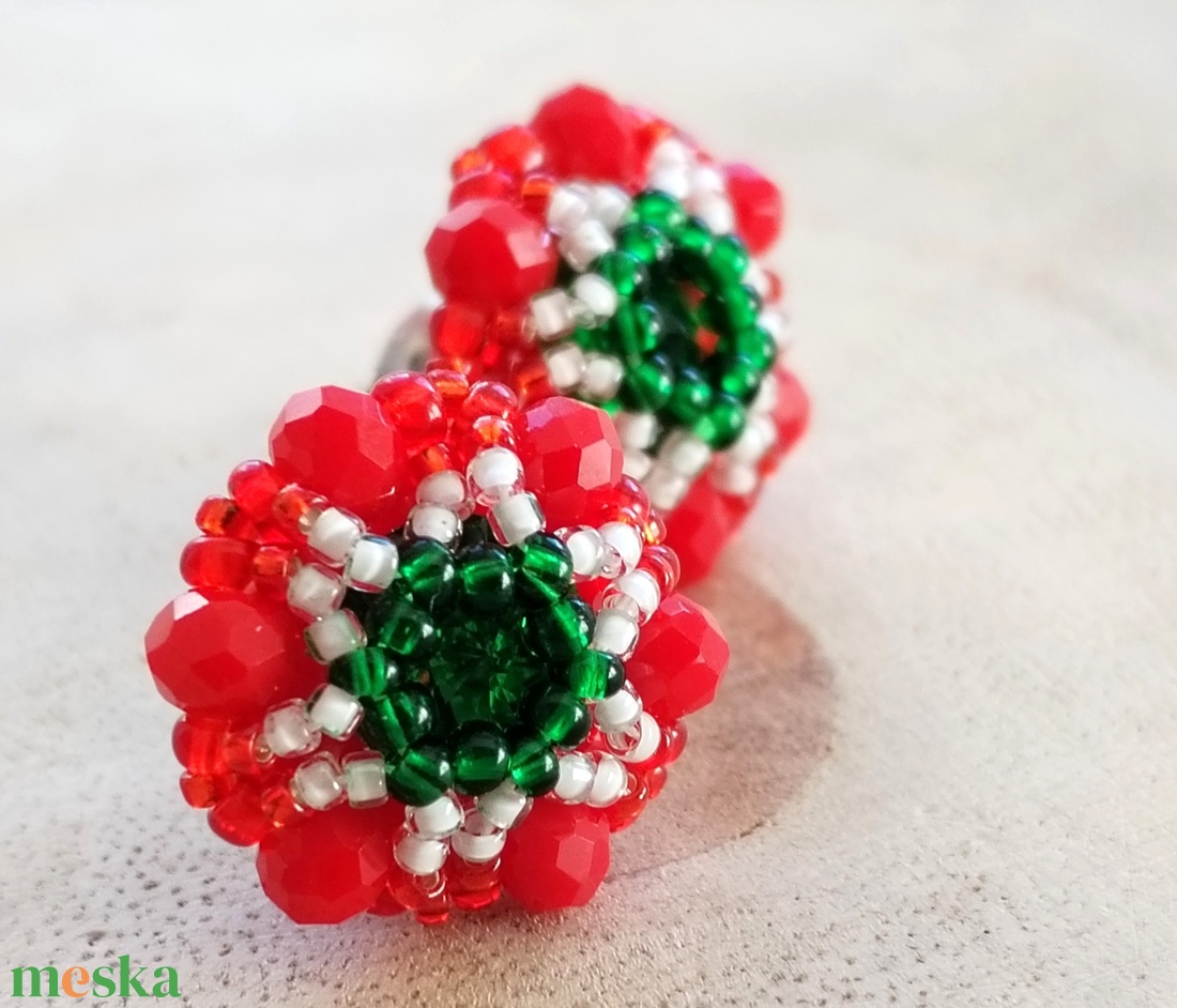 Nemzeti színű pötty kristályos fülbevaló, trikolór kiegészítő - ékszer - fülbevaló - pötty fülbevaló - Meska.hu