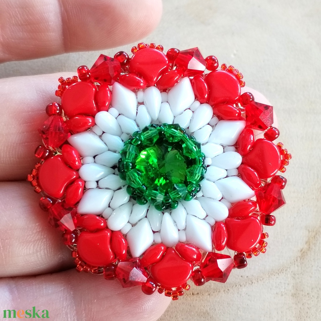 Gyöngy kokárda, gyöngy nemzeti kitűző, gyöngy trikolór kiegészítő - ékszer - kitűző és bross - Meska.hu