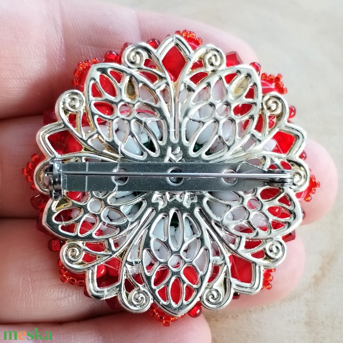 Gyöngy kokárda, gyöngy nemzeti kitűző, gyöngy trikolór kiegészítő - ékszer - kitűző és bross - Meska.hu