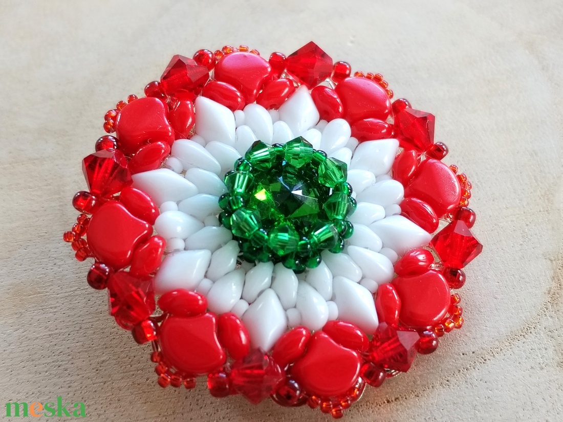 Gyöngy kokárda, gyöngy nemzeti kitűző, gyöngy trikolór kiegészítő - ékszer - kitűző és bross - Meska.hu