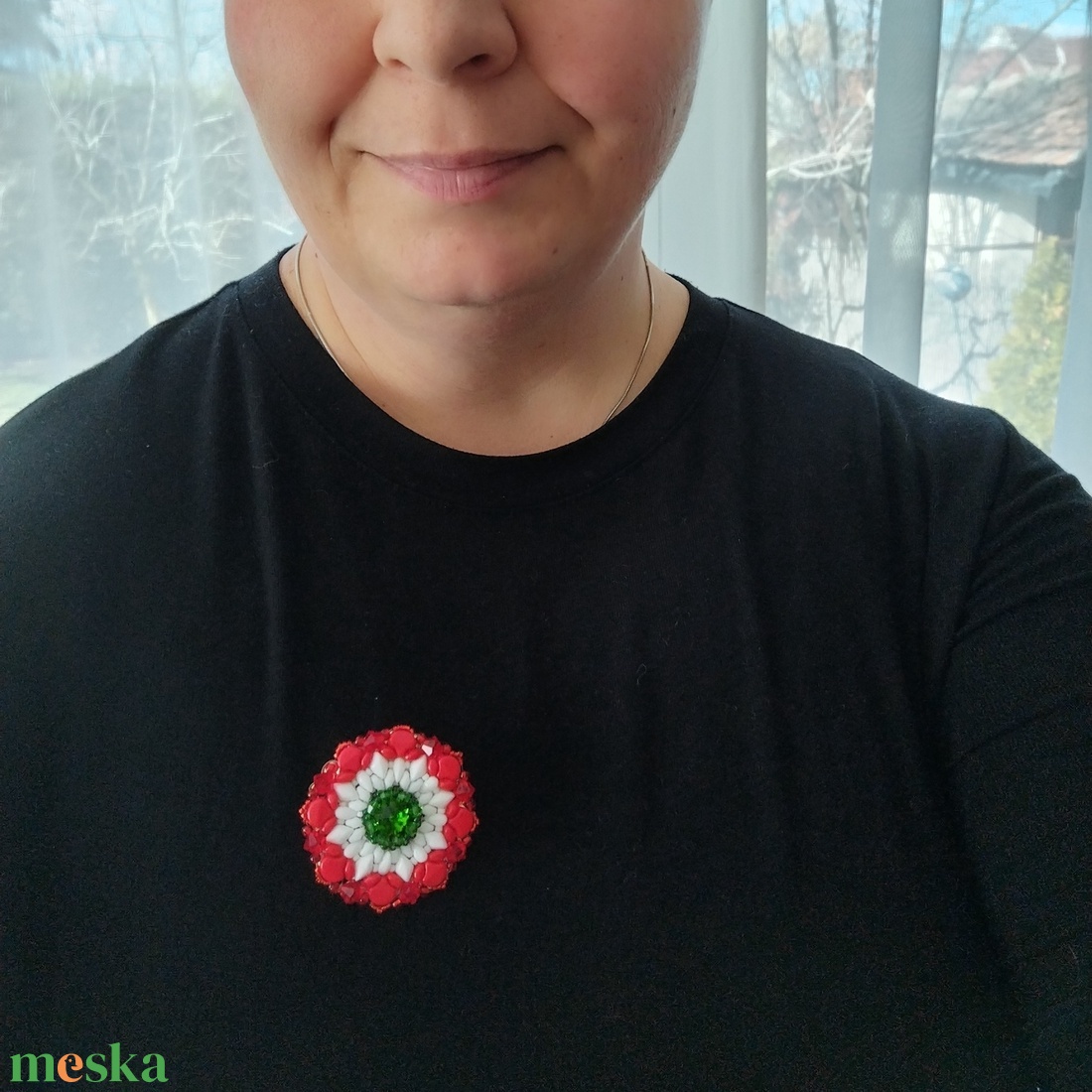 Gyöngy kokárda, gyöngy nemzeti kitűző, gyöngy trikolór kiegészítő - ékszer - kitűző és bross - Meska.hu
