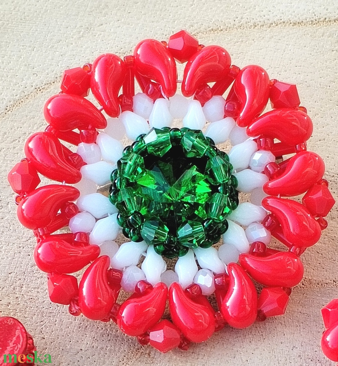 Gyöngy kokárda, gyöngy nemzeti kitűző, gyöngy trikolór kiegészítő - ékszer - kitűző és bross - Meska.hu