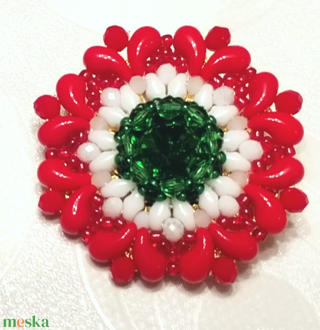 Gyöngy kokárda, gyöngy nemzeti kitűző, gyöngy trikolór kiegészítő - ékszer - kitűző és bross - Meska.hu