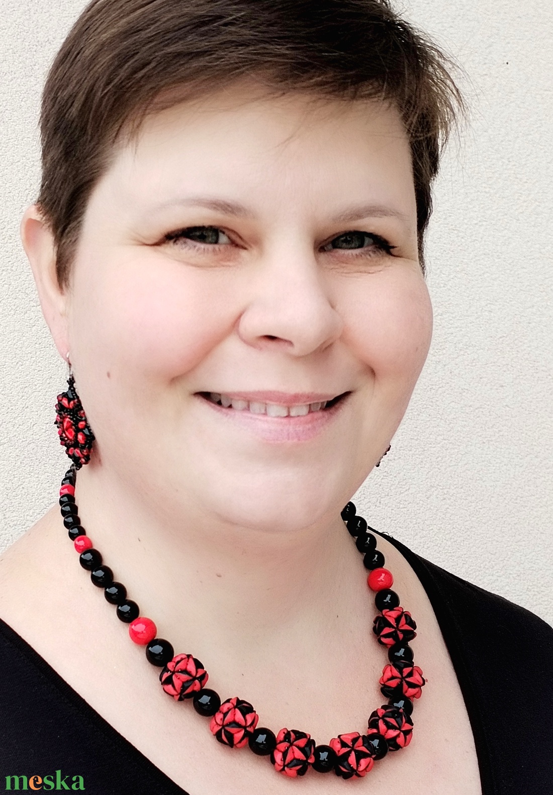 Fekete-piros bogyós nyaklánc  - ékszer - nyaklánc - bogyós nyaklánc - Meska.hu