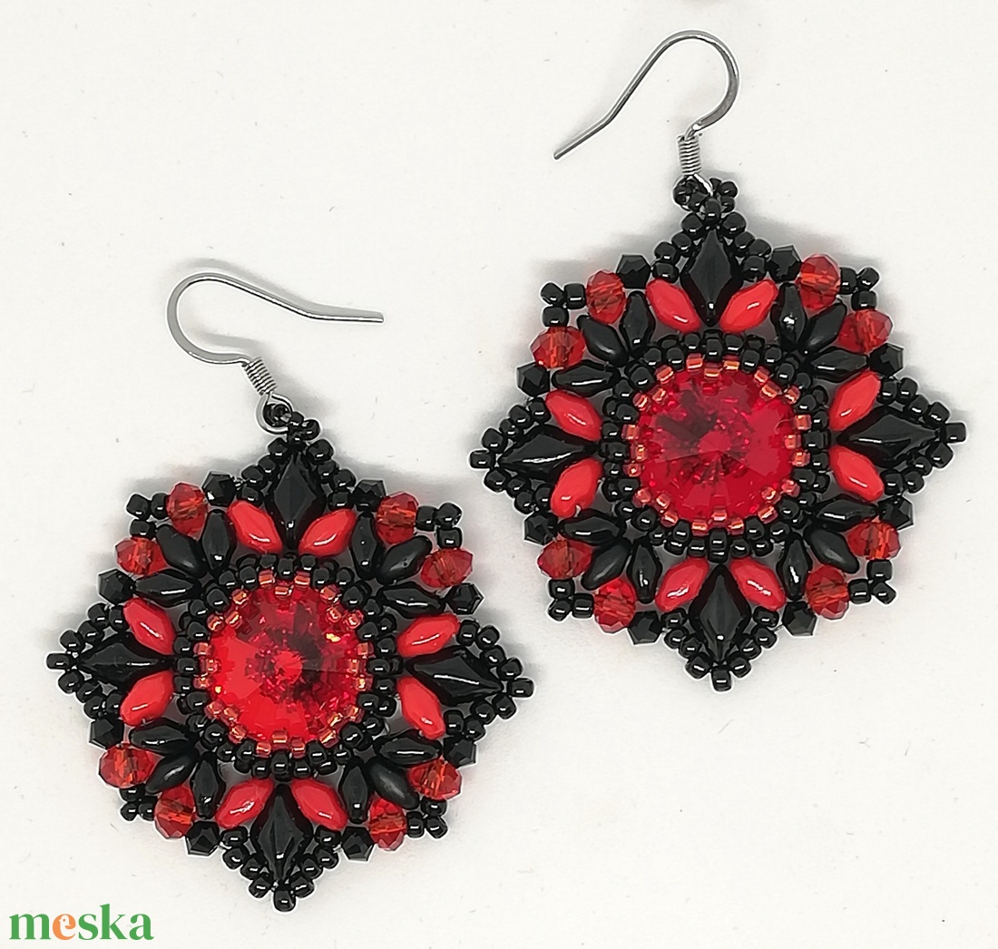 Fekete-piros tüzes fülbevaló - ékszer - fülbevaló - lógó fülbevaló - Meska.hu