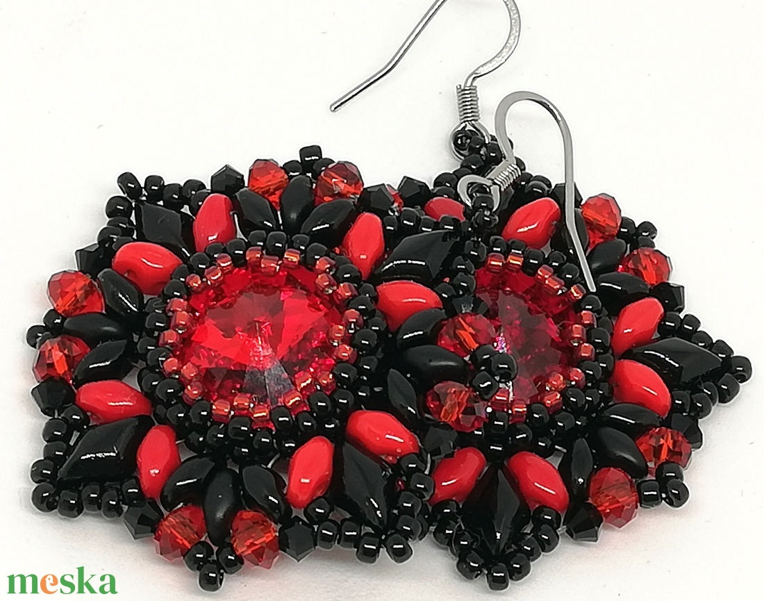 Fekete-piros tüzes fülbevaló - ékszer - fülbevaló - lógó fülbevaló - Meska.hu