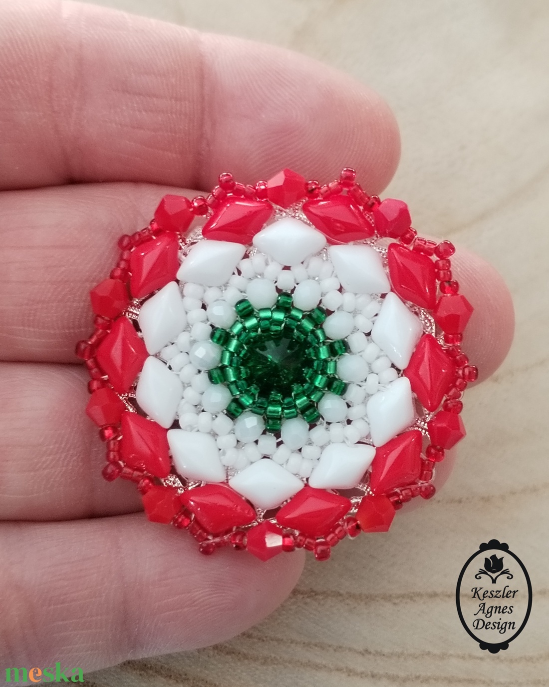 Gyöngy kokárda, gyöngy nemzeti kitűző, gyöngy trikolór kiegészítő - ékszer - kitűző és bross - Meska.hu