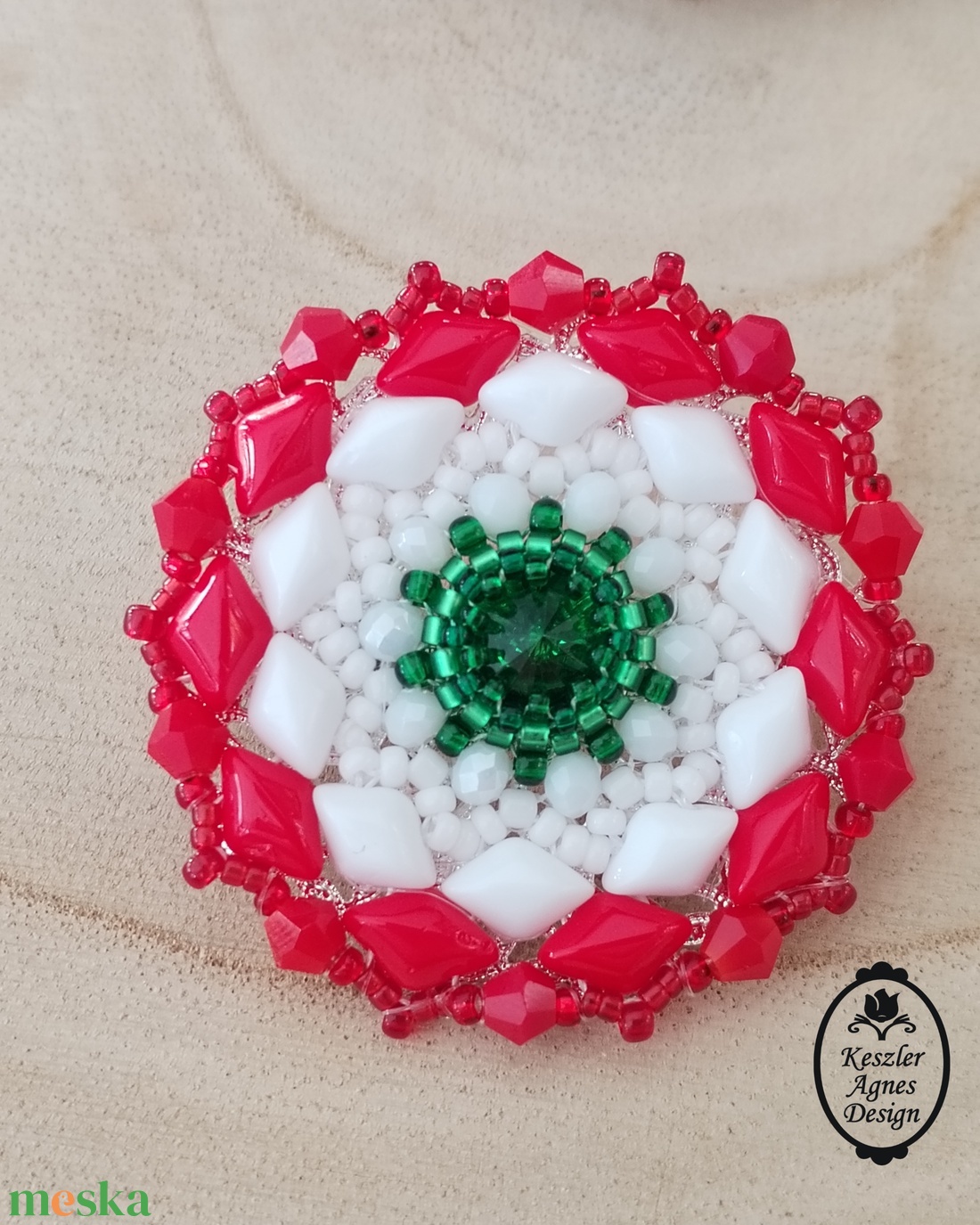 Gyöngy kokárda, gyöngy nemzeti kitűző, gyöngy trikolór kiegészítő - ékszer - kitűző és bross - Meska.hu