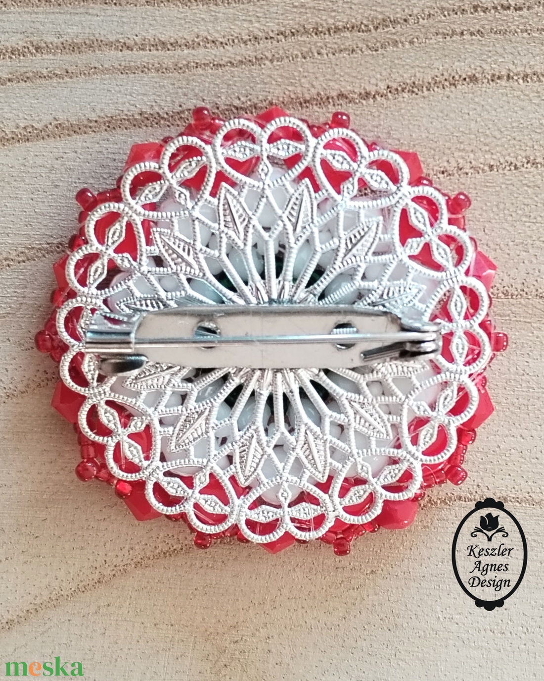 Gyöngy kokárda, gyöngy nemzeti kitűző, gyöngy trikolór kiegészítő - ékszer - kitűző és bross - Meska.hu