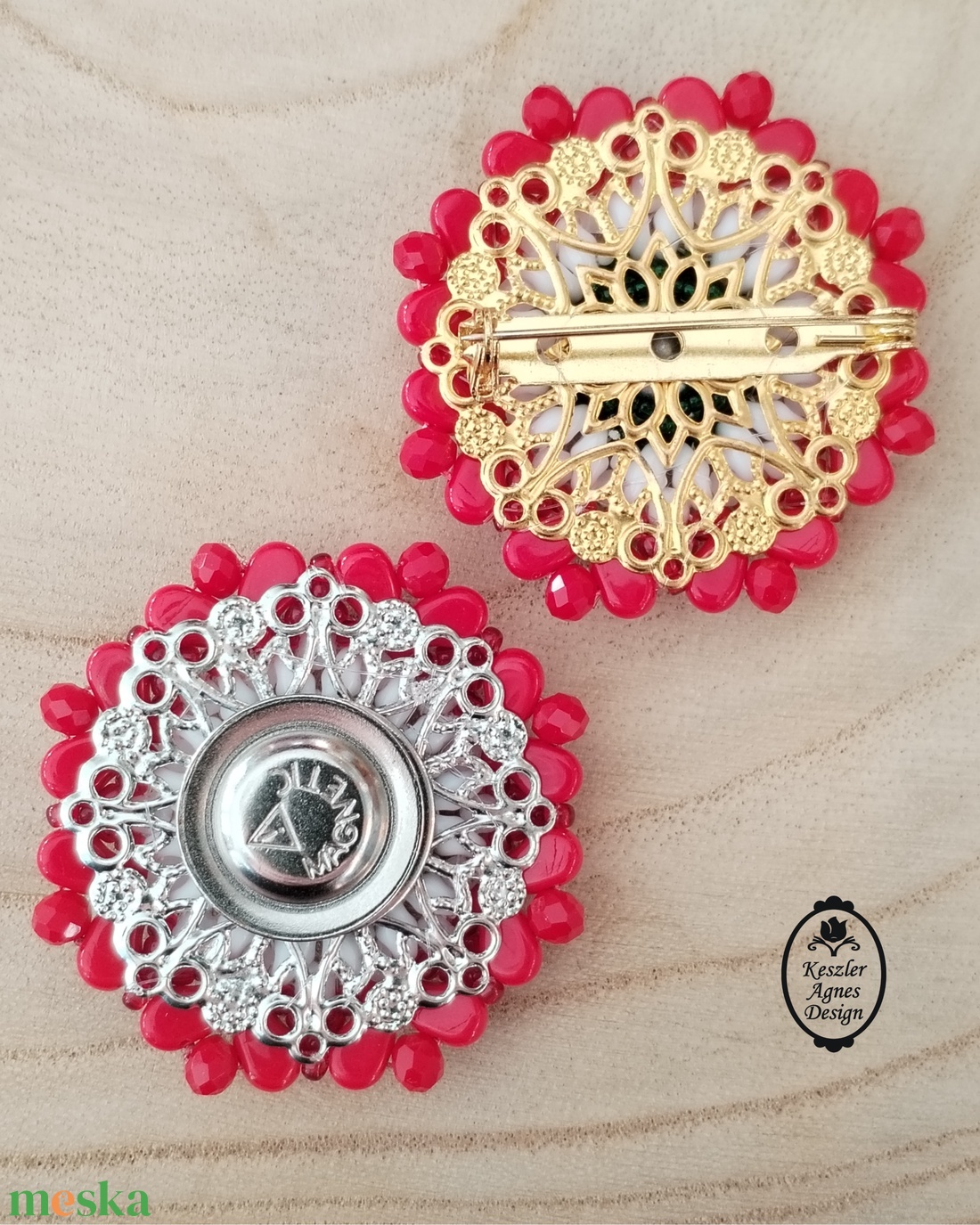 Gyöngy kokárda, gyöngy nemzeti kitűző, gyöngy trikolór kiegészítő - ékszer - kitűző és bross - Meska.hu
