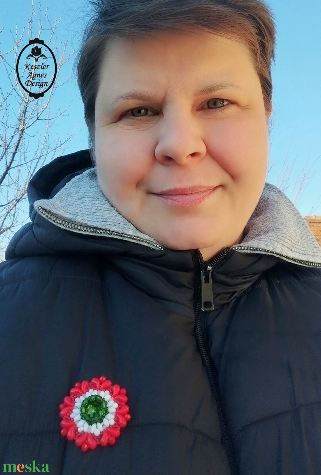 Gyöngy kokárda, gyöngy nemzeti kitűző, gyöngy trikolór kiegészítő - ékszer - kitűző és bross - Meska.hu