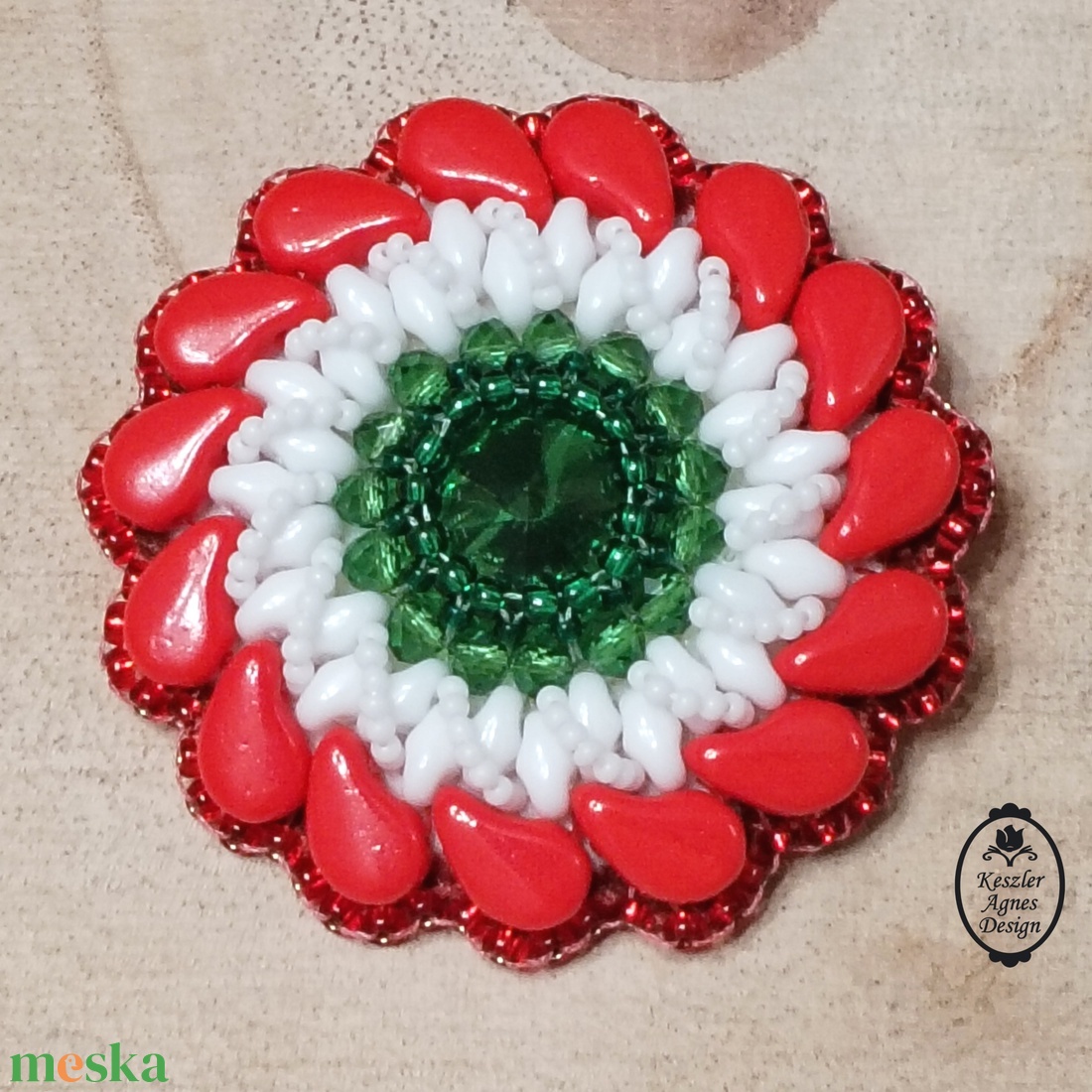 Gyöngyhímzett kokárda, nemzeti színű bross, trikolór kiegészítő, mágnese kivitelben - ékszer - kitűző és bross - Meska.hu