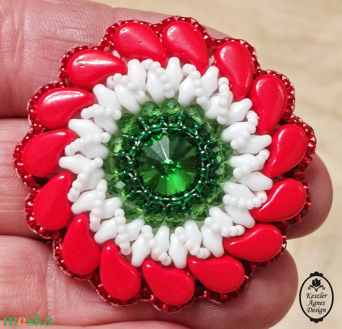 Gyöngyhímzett kokárda, nemzeti színű bross, trikolór kiegészítő, mágnese kivitelben - ékszer - kitűző és bross - Meska.hu