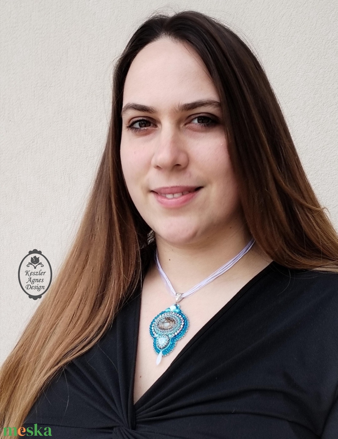 Florentine medál akvamarin kék kivitelben, gyöngyhímzett megal organza láncon  - ékszer - nyaklánc - medál - Meska.hu