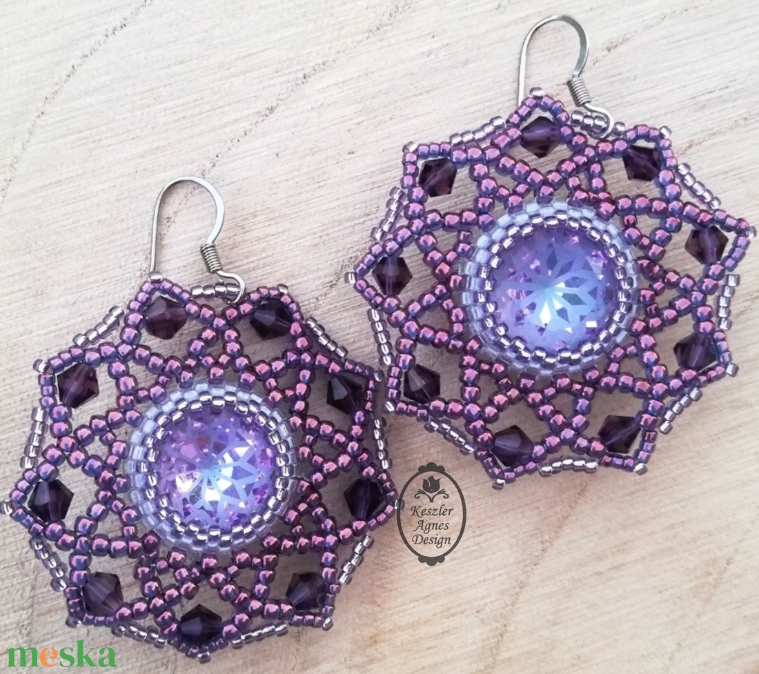 Gyöngyfűzött csipke fülbevaló ragyogó kristállyal � elegáns statement ékszer két színben - ékszer - fülbevaló - lógó fülbevaló - Meska.hu