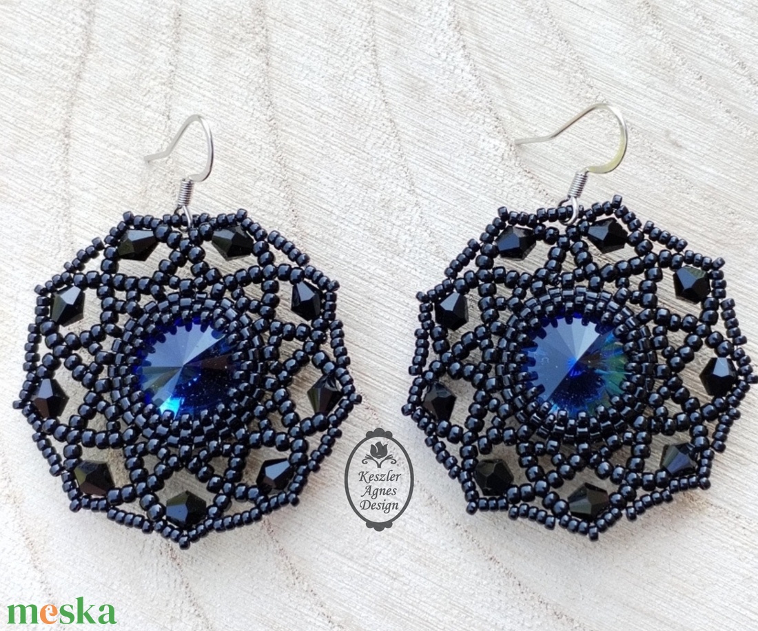 Gyöngyfűzött csipke fülbevaló ragyogó kristállyal � elegáns statement ékszer két színben - ékszer - fülbevaló - lógó fülbevaló - Meska.hu