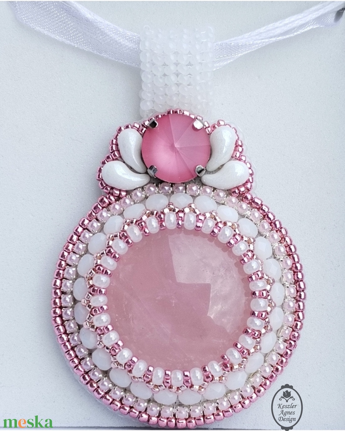 Pink tondo medál, elegáns rózsakvarc medál gyöngyhímzéssel � különleges, nőies kézműves ékszer - ékszer - nyaklánc - medál - Meska.hu