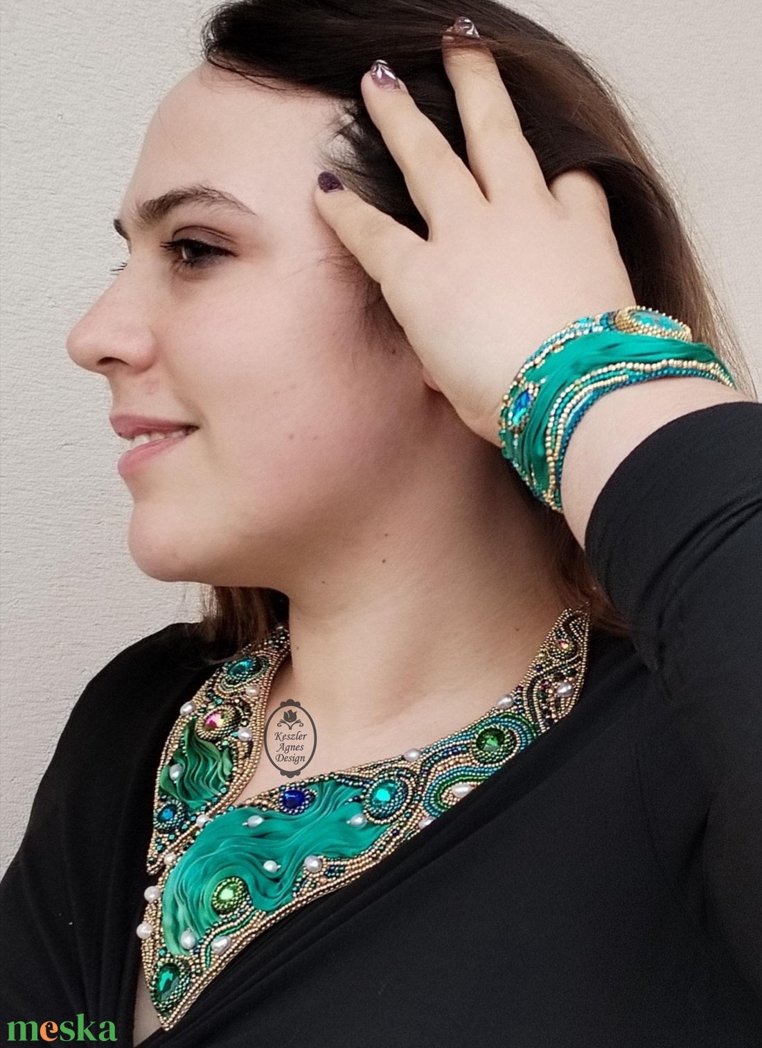 A tenger hullámai gyöngyhímzett nyakék, shibori selymes zöld-kék statement nyaklánc, kristályos, igazgyöngyös nyakék - ékszer - nyaklánc - statement nyaklánc - Meska.hu