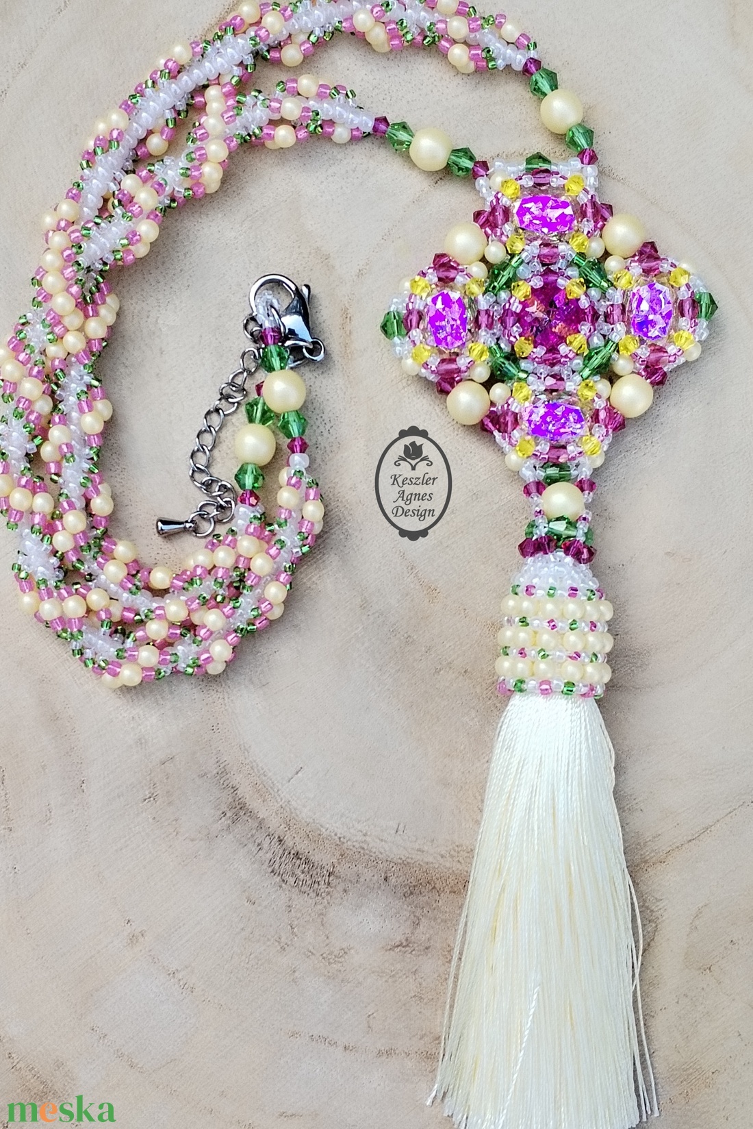 Rózsaszín-zöld kristályos, gyöngyfűzött bojtos nyaklánc � elegáns statement ékszer - ékszer - nyaklánc - medálos nyaklánc - Meska.hu