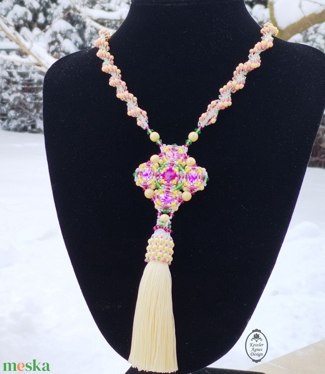 Rózsaszín-zöld kristályos, gyöngyfűzött bojtos nyaklánc � elegáns statement ékszer - ékszer - nyaklánc - medálos nyaklánc - Meska.hu