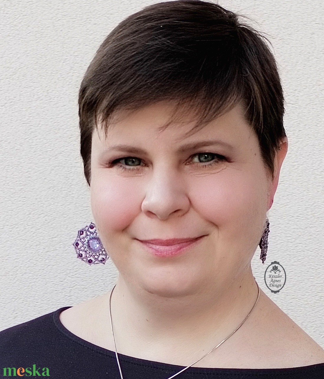 Gyöngyfűzött csipke fülbevaló ragyogó kristállyal � elegáns statement ékszer két színben - ékszer - fülbevaló - lógó fülbevaló - Meska.hu