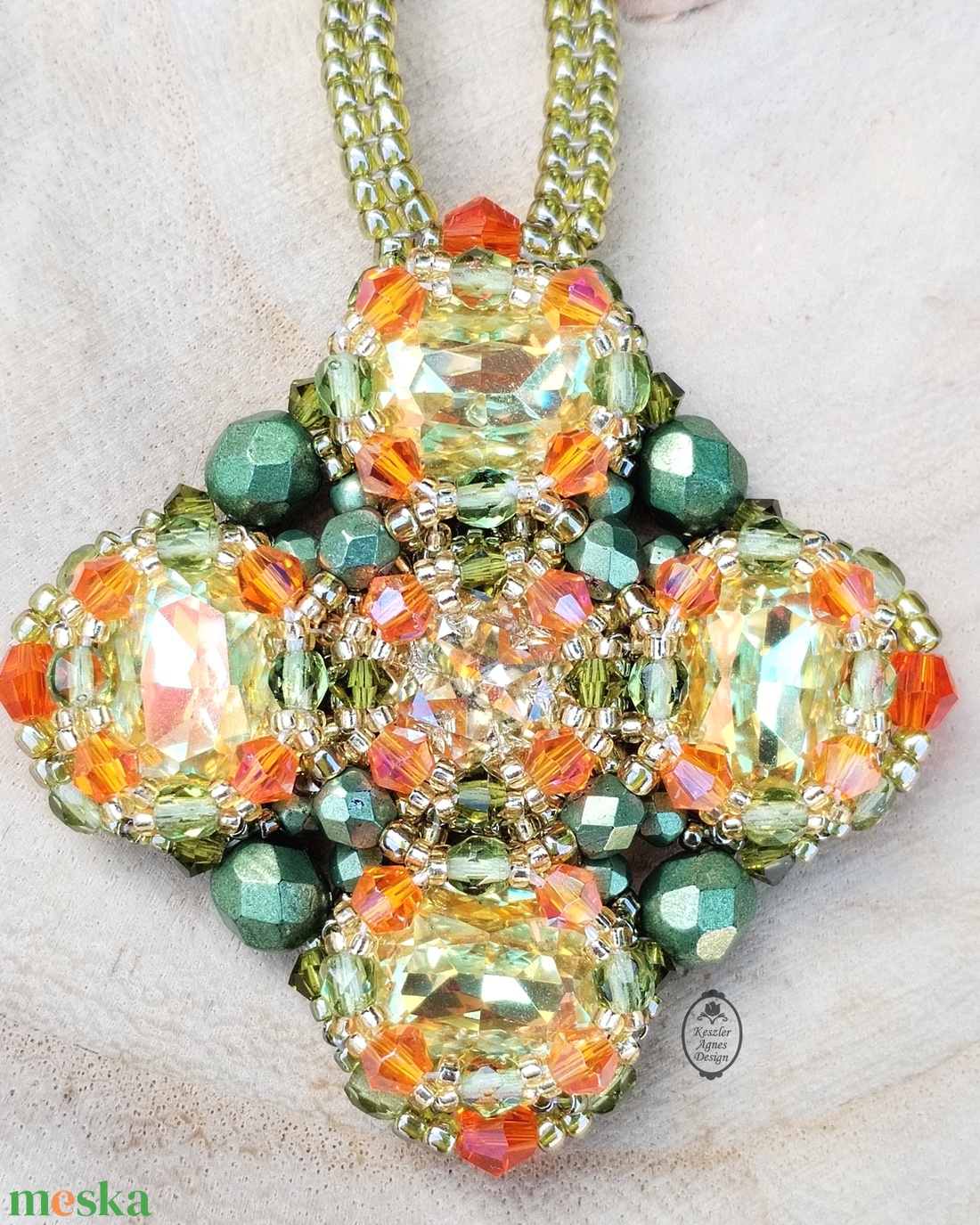 Zöld-narancs kristályos, gyöngyfűzött medálos nyaklánc � elegáns, alkalmi statement ékszer - ékszer - nyaklánc - medálos nyaklánc - Meska.hu