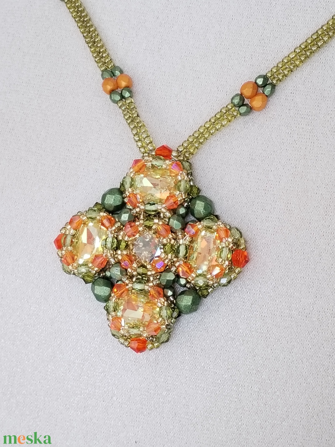 Zöld-narancs kristályos, gyöngyfűzött medálos nyaklánc � elegáns, alkalmi statement ékszer - ékszer - nyaklánc - medálos nyaklánc - Meska.hu