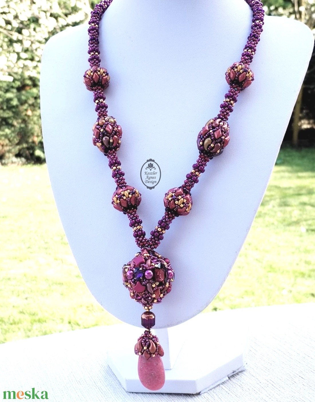 Bordó-lila-arany gyöngybogyós fűzött nyakék rodonit csepp medállal � elegáns, kézzel készült ékszer - ékszer - nyaklánc - bogyós nyaklánc - Meska.hu