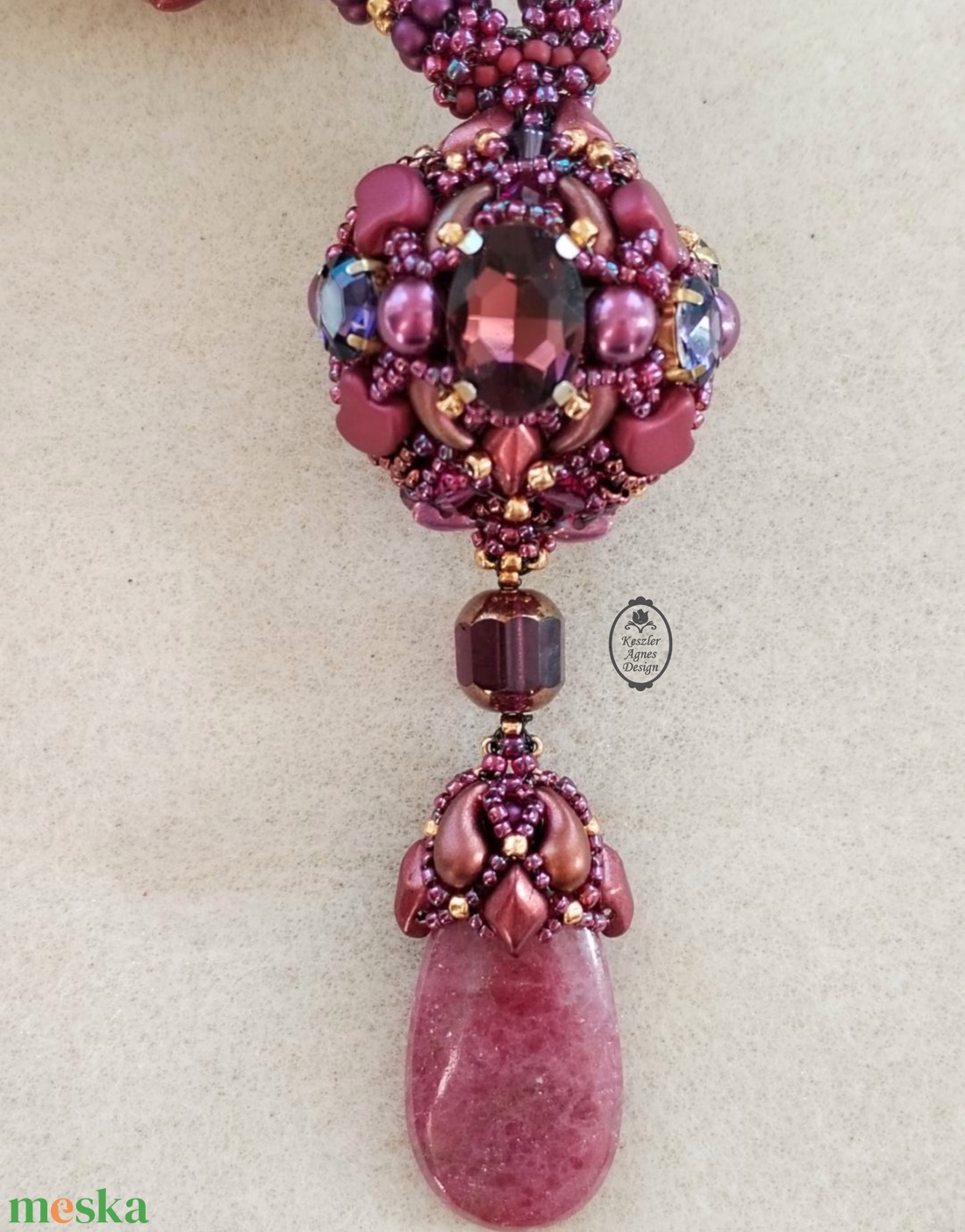 Bordó-lila-arany gyöngybogyós fűzött nyakék rodonit csepp medállal � elegáns, kézzel készült ékszer - ékszer - nyaklánc - bogyós nyaklánc - Meska.hu