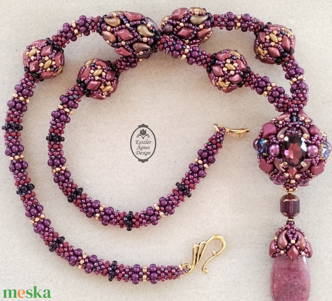 Bordó-lila-arany gyöngybogyós fűzött nyakék rodonit csepp medállal � elegáns, kézzel készült ékszer - ékszer - nyaklánc - bogyós nyaklánc - Meska.hu