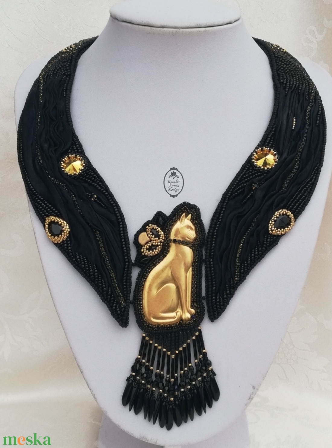 Chat Noir - Fekete shibori selyem statement nyakék arany macska medállal � rojtos, gyöngyhímzett - ékszer - nyaklánc - statement nyaklánc - Meska.hu