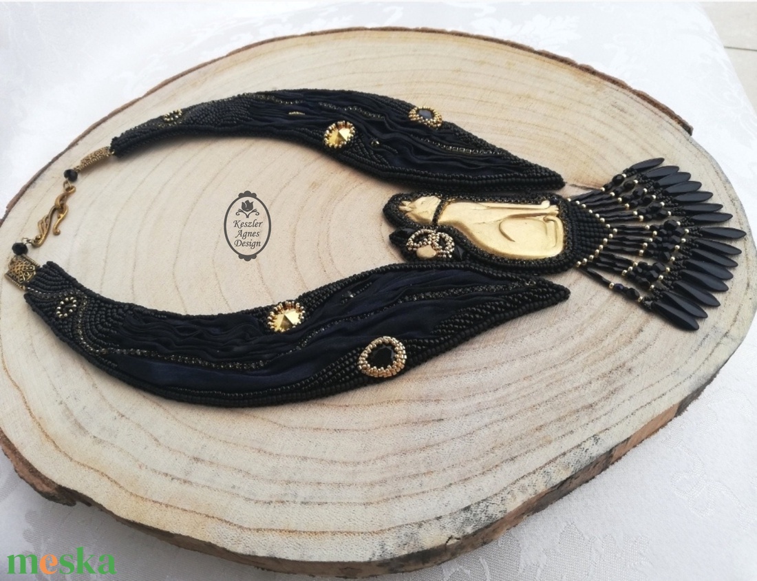 Chat Noir - Fekete shibori selyem statement nyakék arany macska medállal � rojtos, gyöngyhímzett - ékszer - nyaklánc - statement nyaklánc - Meska.hu