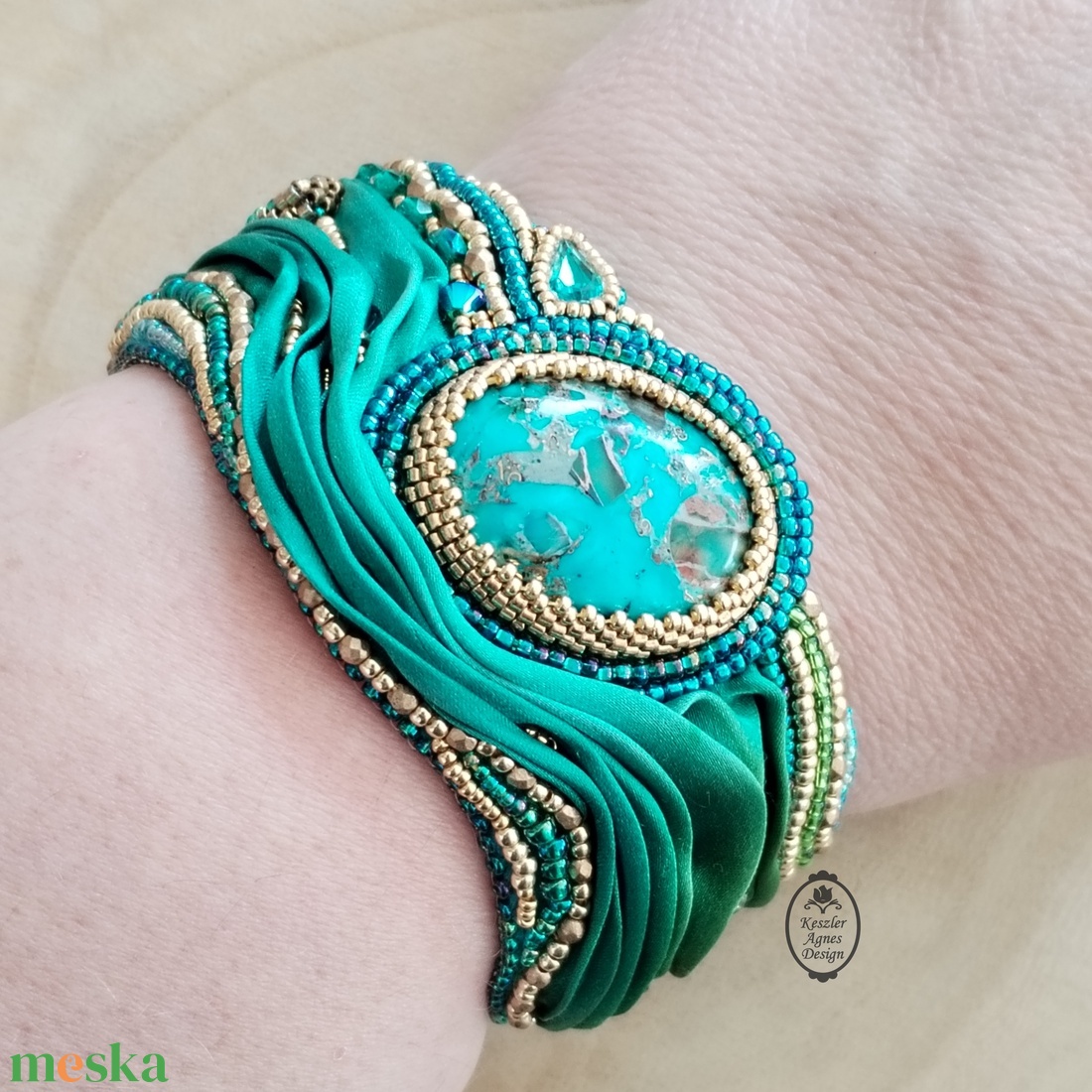 Türkiz shibori selyem gyöngyhímzett karperec üledékes jáspissal � egyedi statement ékszer - ékszer - karkötő - karperec - Meska.hu