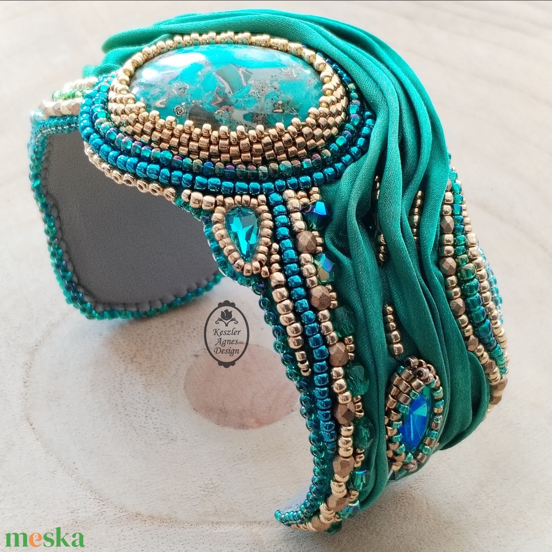 Türkiz shibori selyem gyöngyhímzett karperec üledékes jáspissal � egyedi statement ékszer - ékszer - karkötő - karperec - Meska.hu
