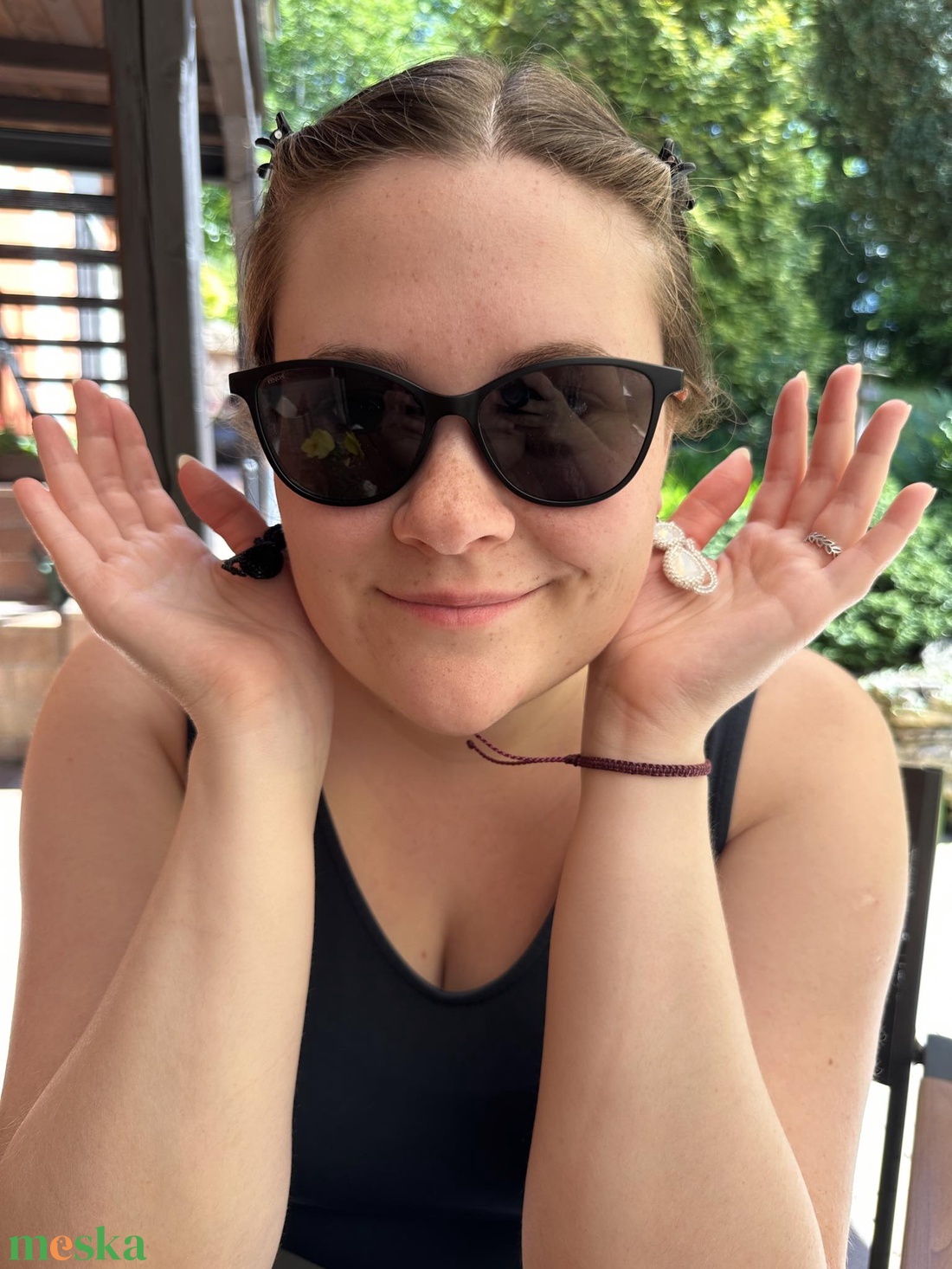 Fekete macska-feher macska fülbevaló, kristályos macska fülbevaló, vicces állatos kiegészítő  - ékszer - fülbevaló - lógó fülbevaló - Meska.hu