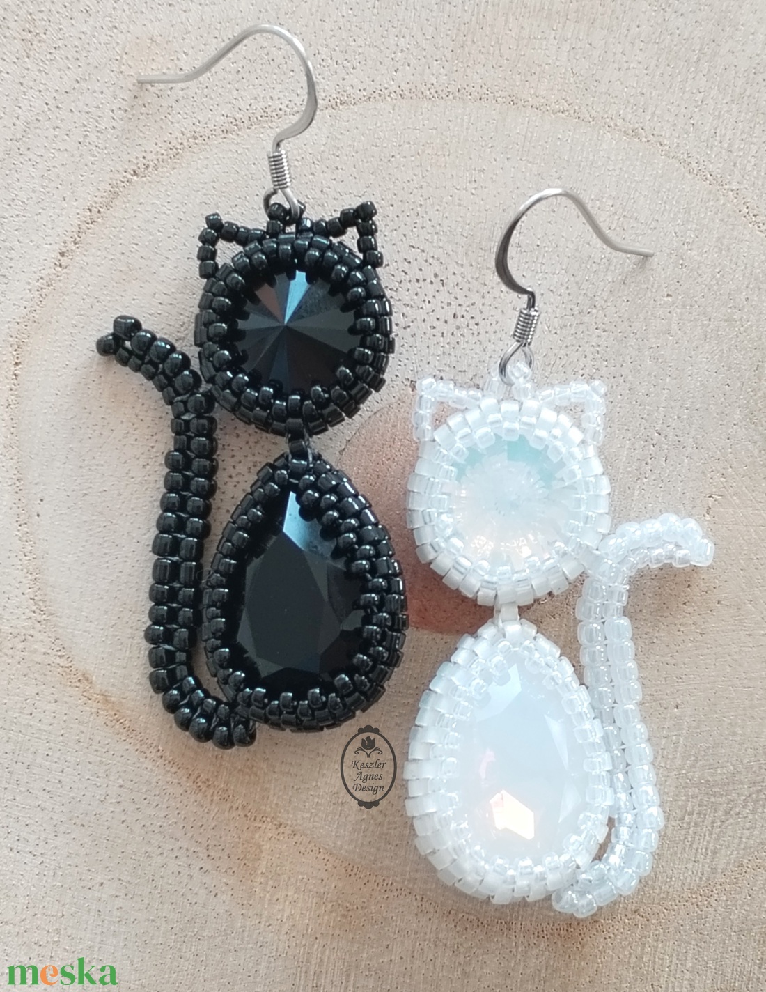 Fekete macska-feher macska fülbevaló, kristályos macska fülbevaló, vicces állatos kiegészítő  - ékszer - fülbevaló - lógó fülbevaló - Meska.hu