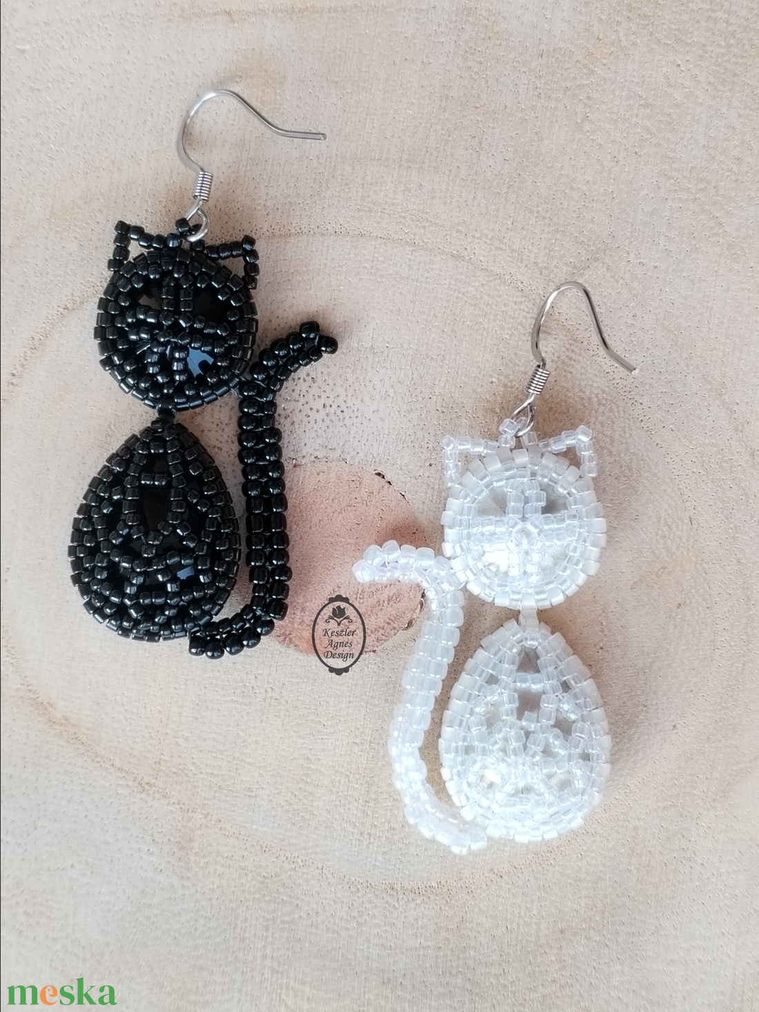 Fekete macska-feher macska fülbevaló, kristályos macska fülbevaló, vicces állatos kiegészítő  - ékszer - fülbevaló - lógó fülbevaló - Meska.hu